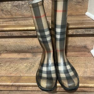 Gently worn. Burberry House Check Pattern rubber rain boots. Size 7
